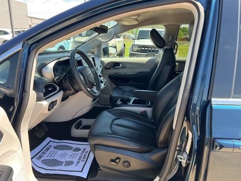 Used 2023 Chrysler Pacifica Touring-L FWD image 9