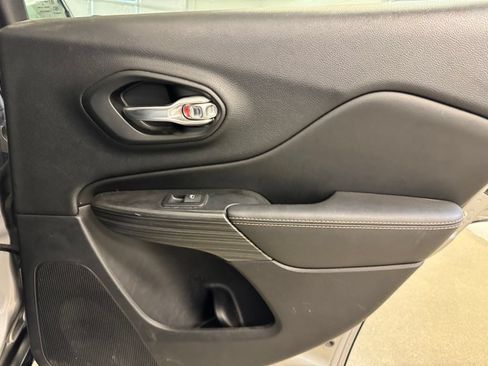 Used 2017 Jeep Cherokee Limited AWD/4WD image 26