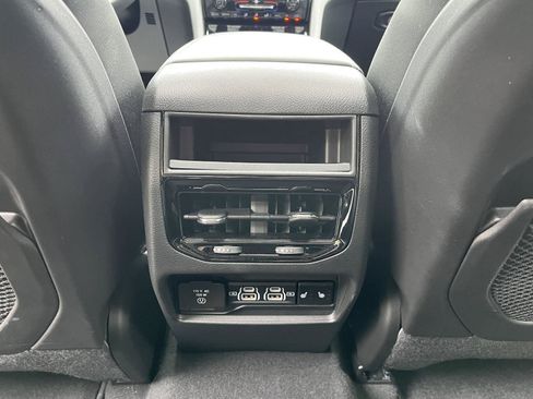 Used 2025 Jeep Grand Cherokee Limited AWD/4WD image 16
