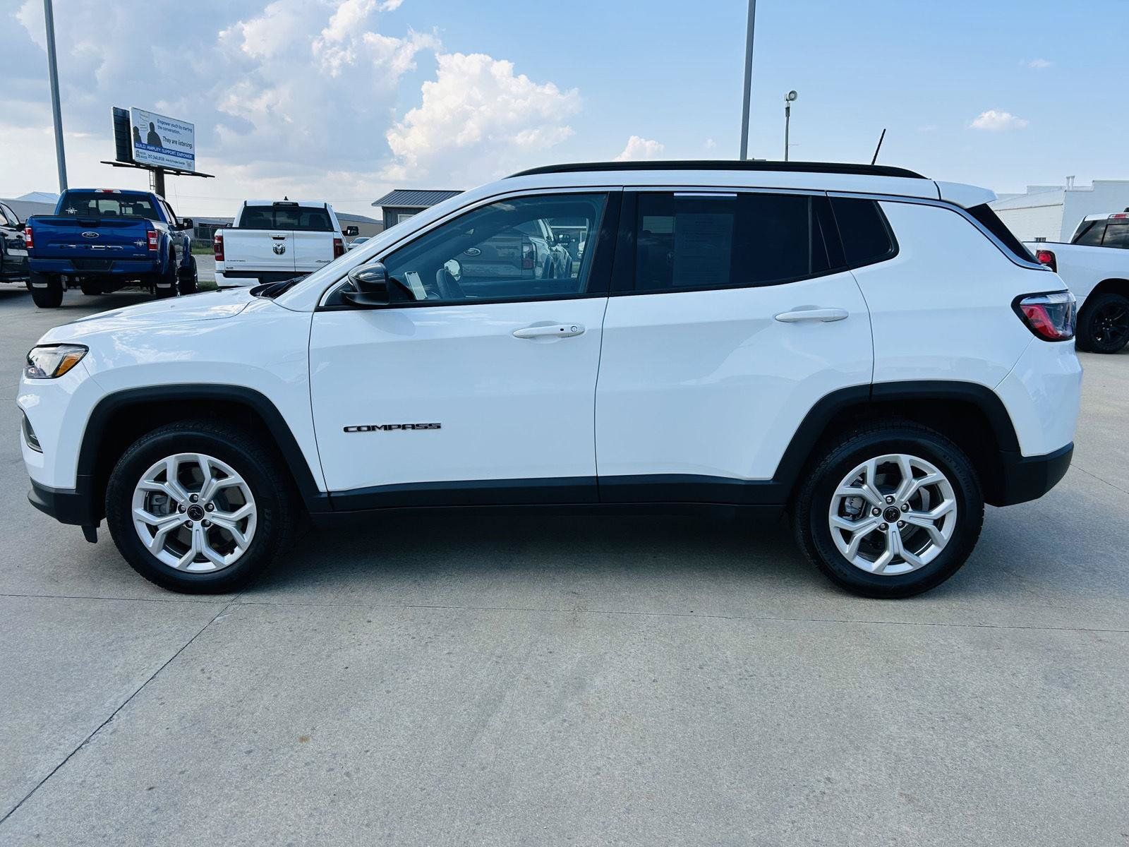 Used 2025 Jeep Compass Latitude AWD/4WD image 31