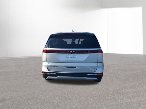 Used 2022 Kia Carnival LX image 8