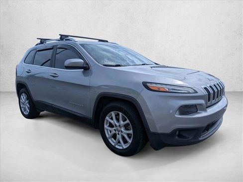 Used 2017 Jeep Cherokee Latitude FWD image 3
