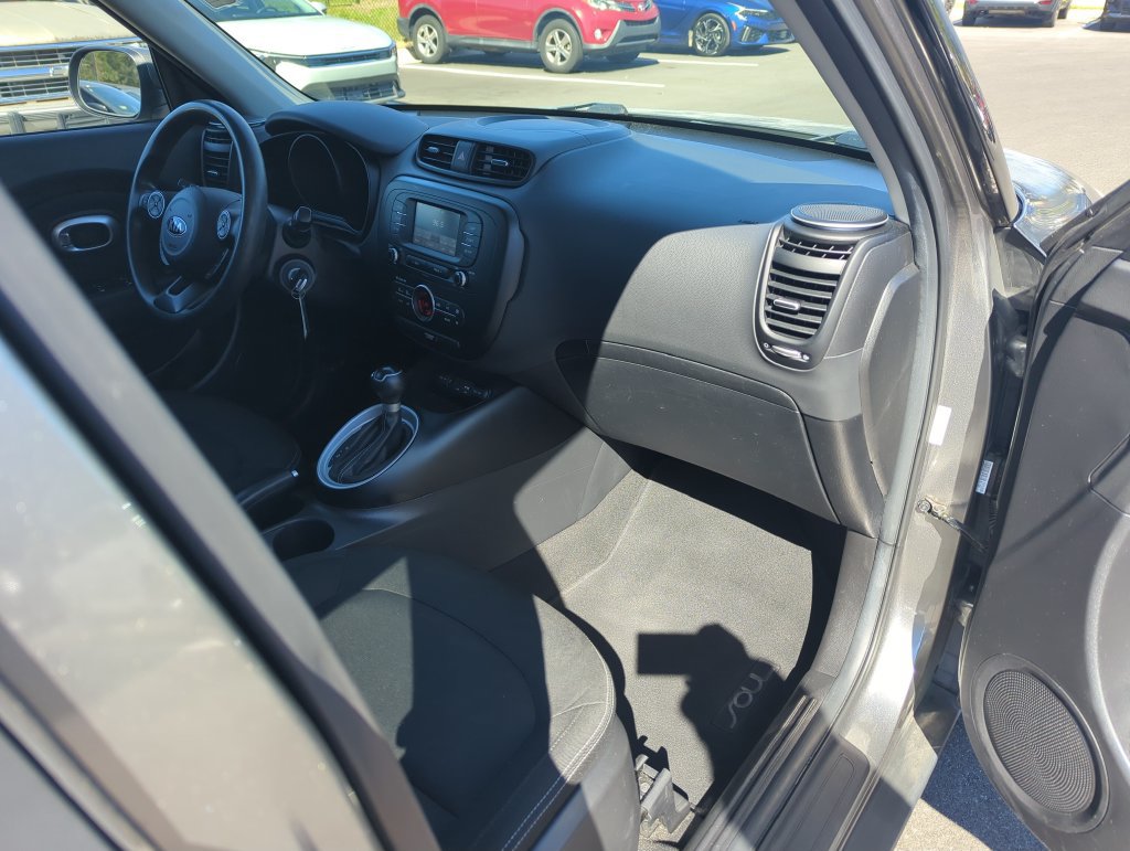 Used 2017 Kia Soul + FWD image 34