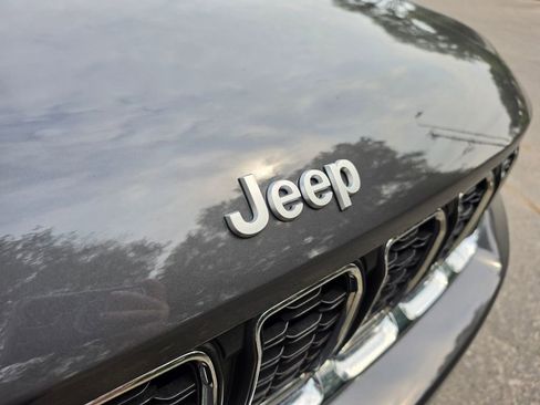 Used 2025 Jeep Grand Cherokee Laredo w/ Luxury Tech Group I RWD image 17