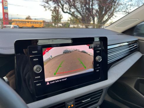 Used 2025 Volkswagen Jetta SE image 17