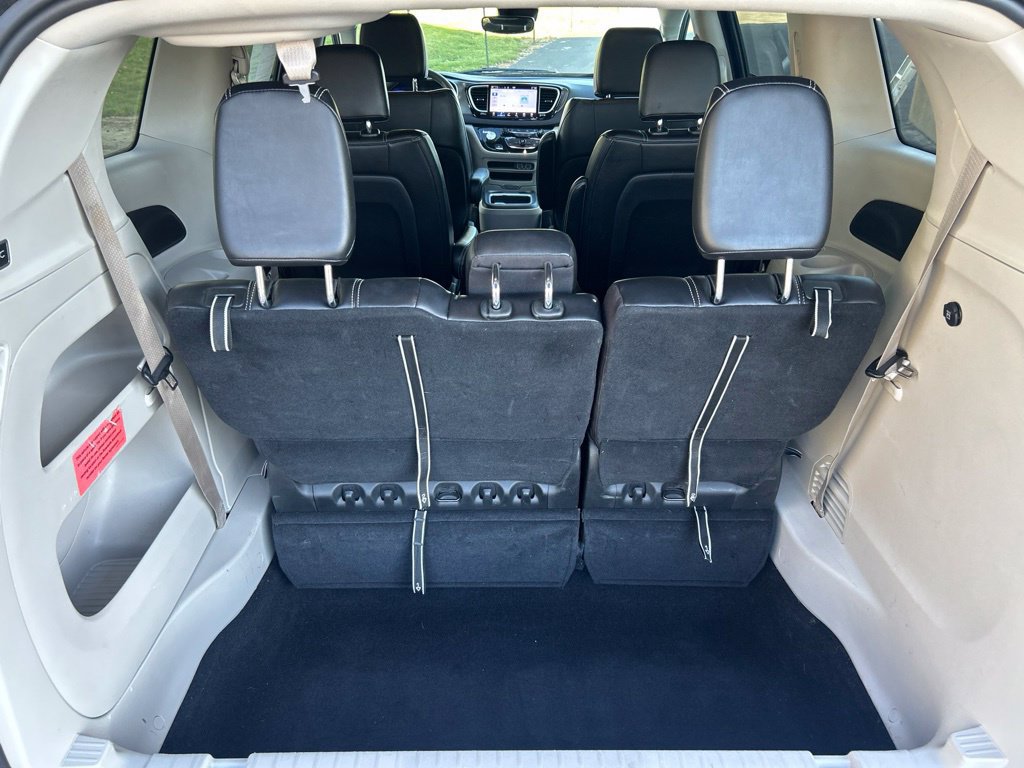 Used 2024 Chrysler Pacifica Touring-L FWD image 17
