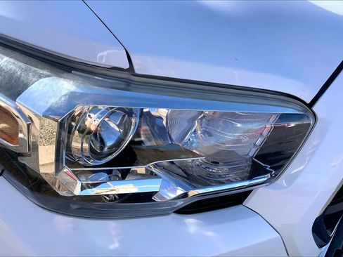 Certified 2018 Toyota Tacoma SR5 image 24