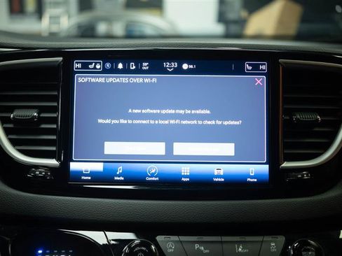 Used 2023 Chrysler Pacifica Touring-L FWD image 21