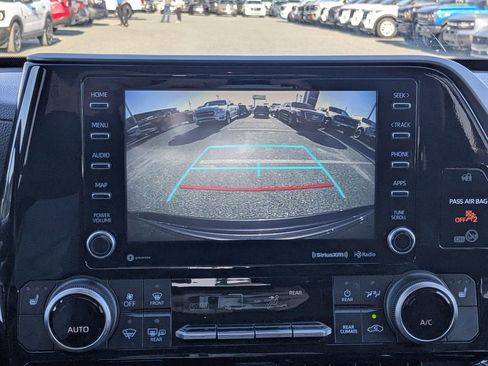 Used 2021 Toyota Highlander XLE FWD image 29