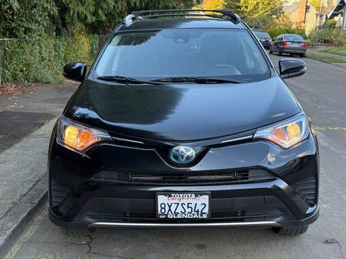 Used 2018 Toyota RAV4 LE image 4