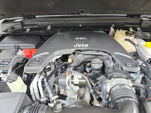 Used 2021 Jeep Wrangler Unlimited Sahara w/ Cold Weather Group AWD/4WD image 18
