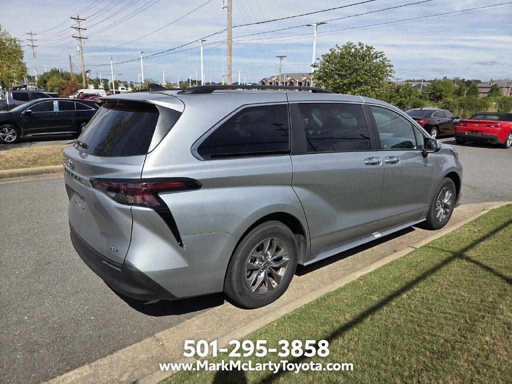 Used 2025 Toyota Sienna XLE FWD image 4
