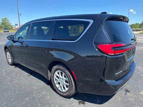Used 2025 Chrysler Pacifica Select FWD image 6