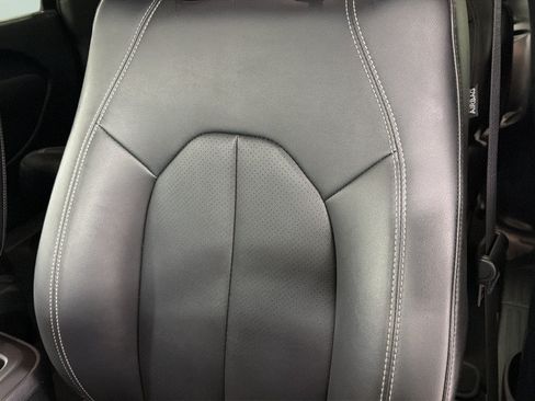 Used 2025 Chrysler Pacifica Select FWD image 19