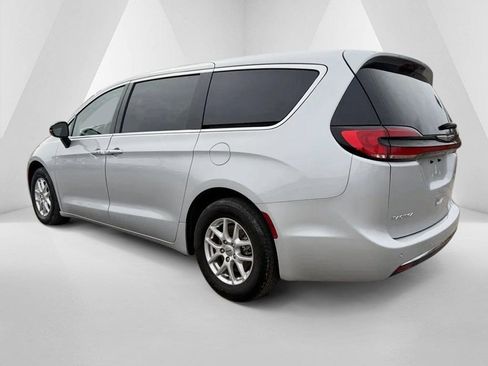 Used 2024 Chrysler Pacifica Touring-L image 5