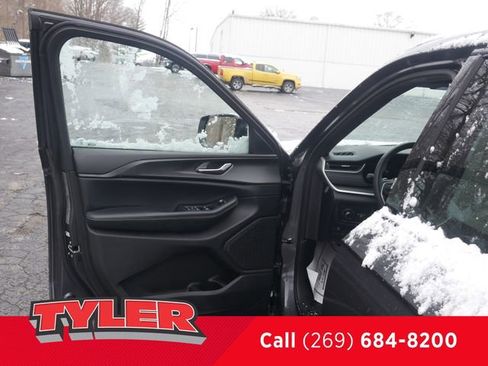 Certified 2023 Jeep Grand Cherokee Altitude image 21