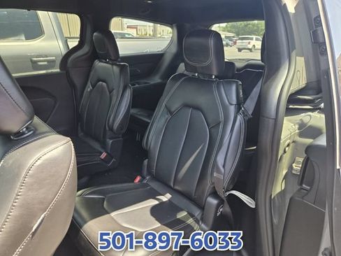 Used 2025 Chrysler Pacifica Select FWD image 9