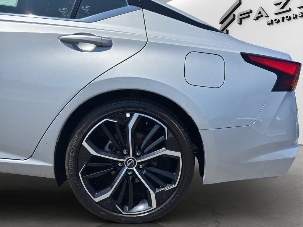 Used 2024 Nissan Altima 2.5 SR FWD image 24