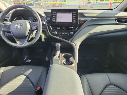 Used 2024 Toyota Camry SE image 9