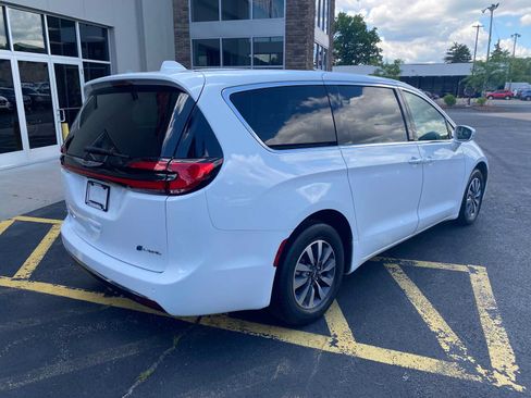 Used 2022 Chrysler Pacifica Touring-L FWD image 4