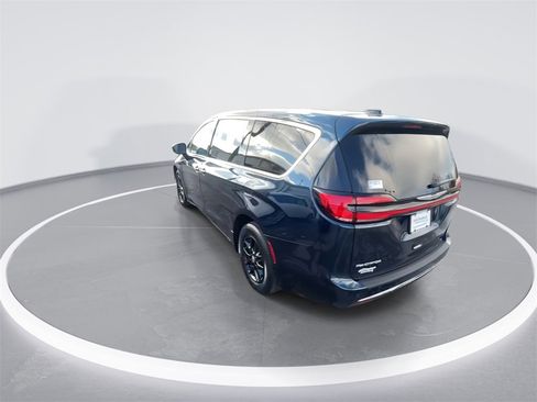 Used 2024 Chrysler Pacifica Touring-L image 6
