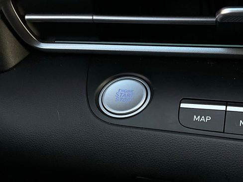 Used 2025 Hyundai Elantra Limited image 32