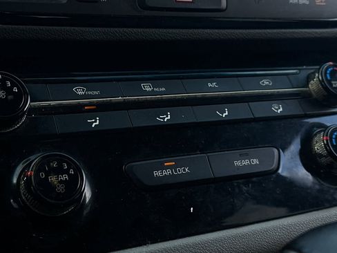 Used 2017 Kia Sedona LX w/ LX Essentials Premium Package image 21