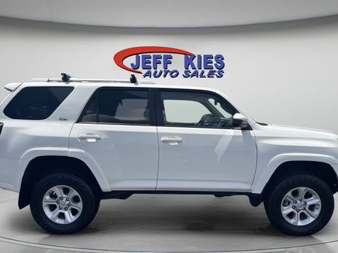 Used 2018 Toyota 4Runner SR5 AWD/4WD image 4