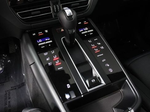 Certified 2026 Porsche Macan AWD/4WD image 18