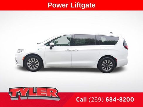 Used 2023 Chrysler Pacifica Touring-L FWD image 4