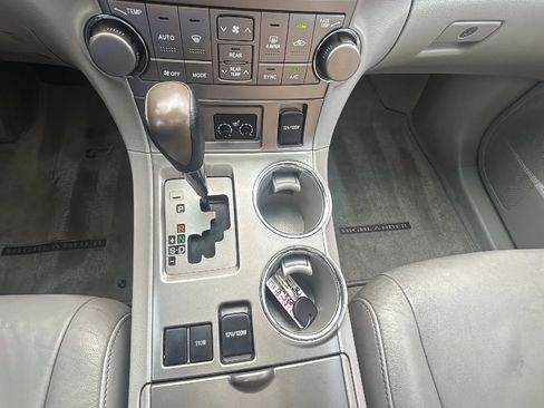 Used 2010 Toyota Highlander SE image 16