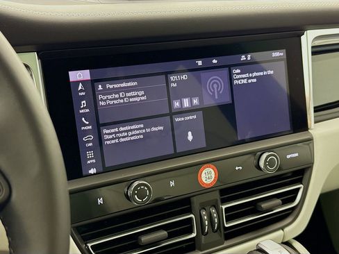 Certified 2025 Porsche Macan image 19