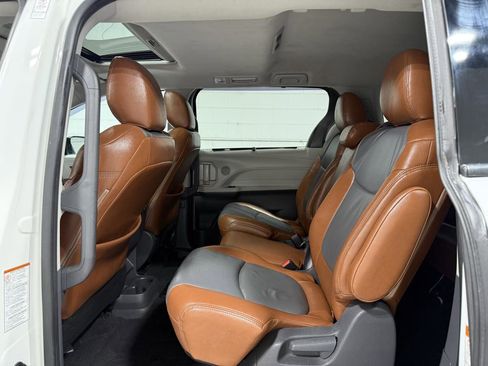 Used 2021 Toyota Sienna LE w/ LE Plus Package image 18