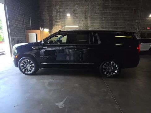Used 2022 GMC Yukon XL SLT w/ SLT Premium Package AWD/4WD image 5