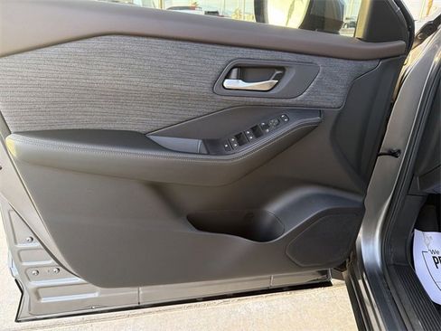 Used 2023 Nissan Rogue SV image 9