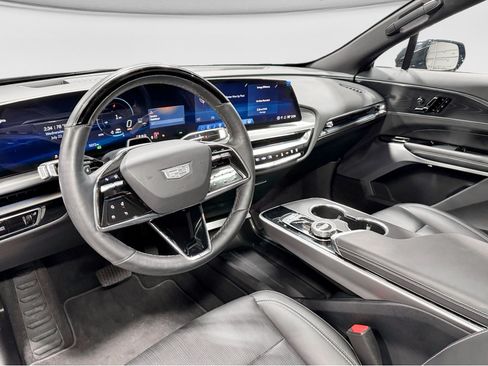 Used 2025 Cadillac Lyriq Luxury AWD/4WD image 17