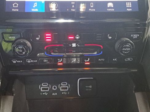 Used 2023 Jeep Grand Cherokee Limited image 24