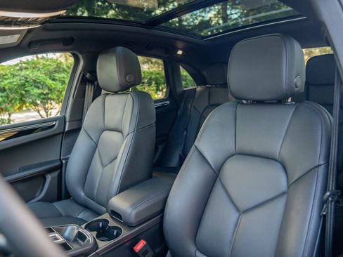 Certified 2026 Porsche Macan AWD/4WD image 5