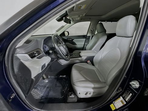 Used 2020 Toyota Highlander XLE image 11
