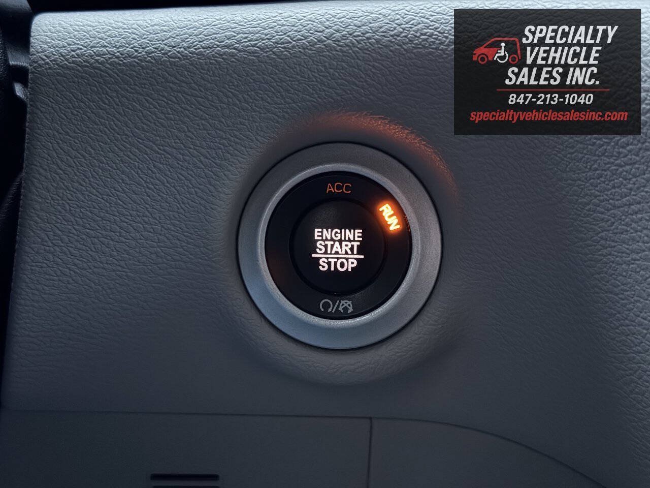 Used 2018 Chrysler Pacifica Touring-L FWD image 39