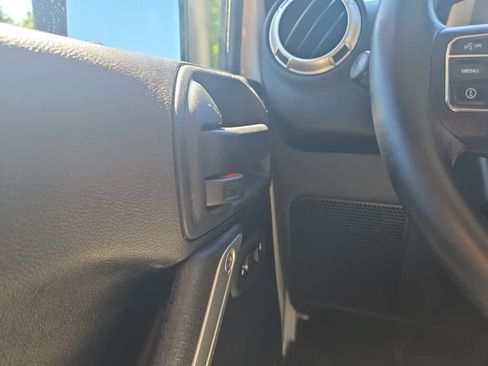 Used 2018 Jeep Wrangler Unlimited Sahara w/ Connectivity Group AWD/4WD image 21