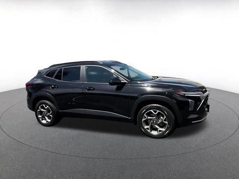 Used 2025 Chevrolet Trax LT w/ LT Convenience Package FWD image 2