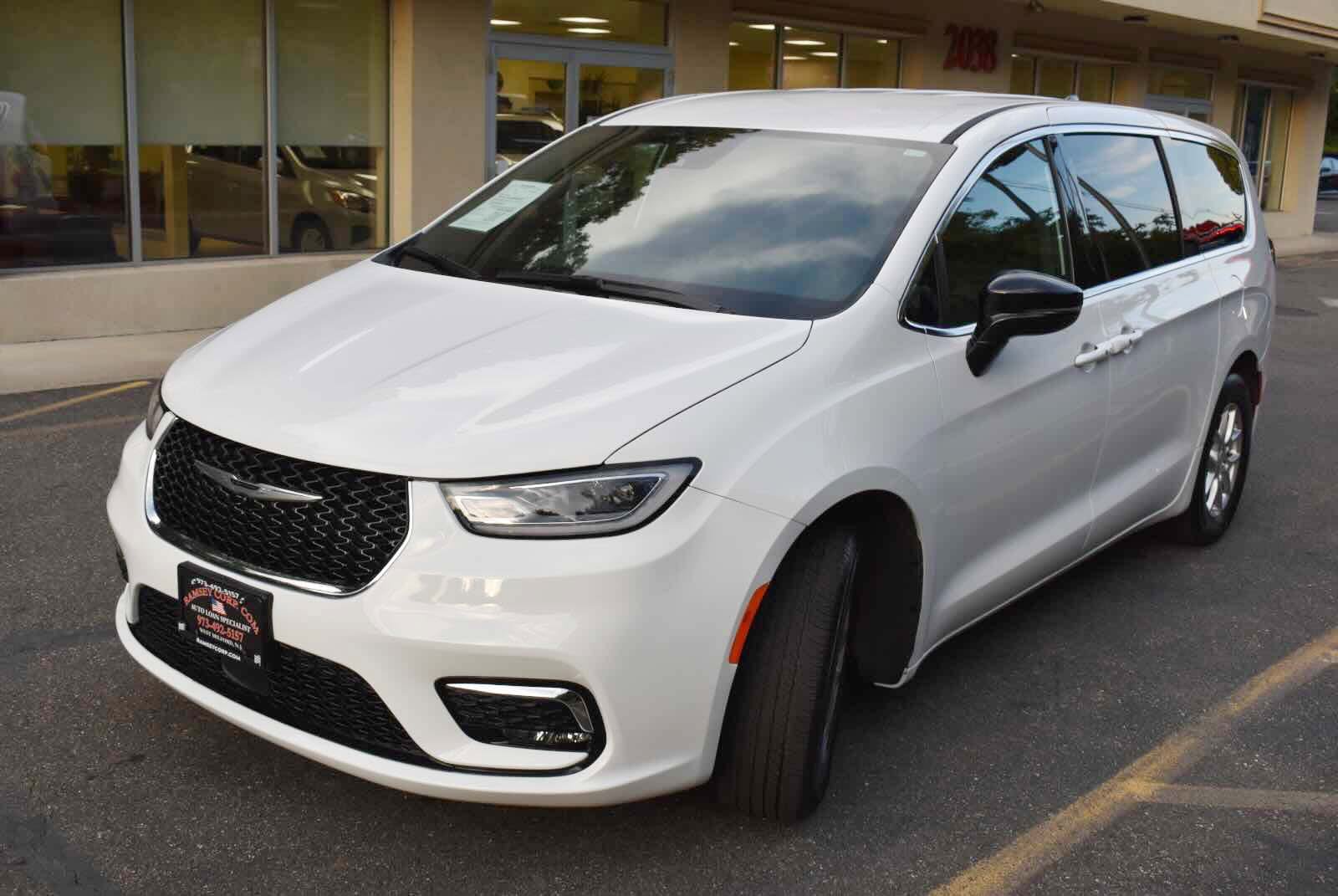 Used 2025 Chrysler Pacifica Select FWD image 8