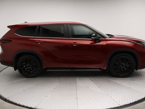 Used 2024 Toyota Highlander XLE FWD image 7