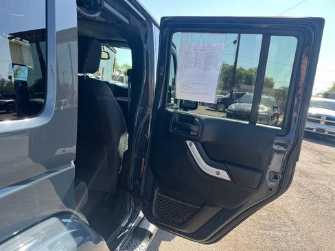 Used 2017 Jeep Wrangler Unlimited Sahara w/ Connectivity Group AWD/4WD image 30