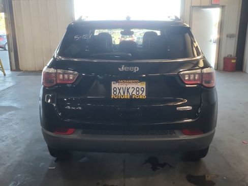 Used 2018 Jeep Compass Latitude w/ Popular Equipment Group AWD/4WD image 3