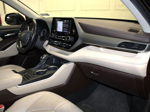 Used 2020 Toyota Highlander XLE AWD/4WD image 30