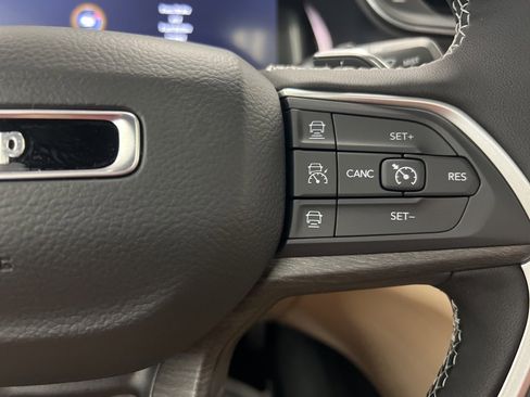 New 2025 Jeep Grand Cherokee Limited image 9