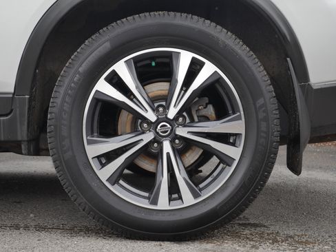 Used 2019 Nissan Rogue SV w/ Premium Package image 16