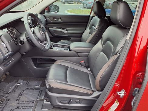 Used 2024 Nissan Pathfinder SL image 12